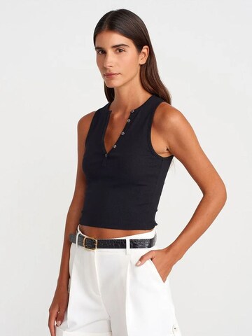 Dilvin Top in Black: front