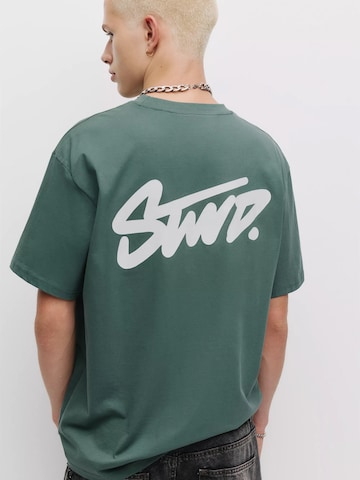 Pull&Bear Comfort Fit T-Shirt 'STWD' in Grün: Vorderseite