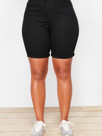 Coupe slim Jean Trendyol Curve en noir : devant