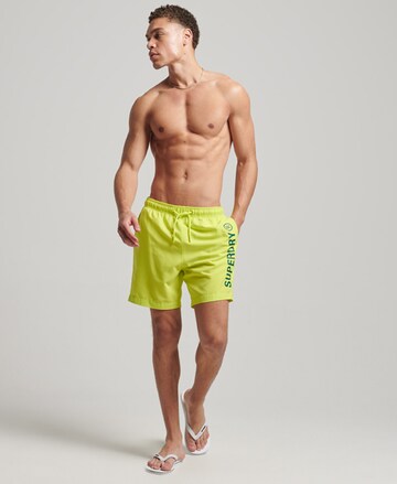 Superdry Badeshorts in Gelb