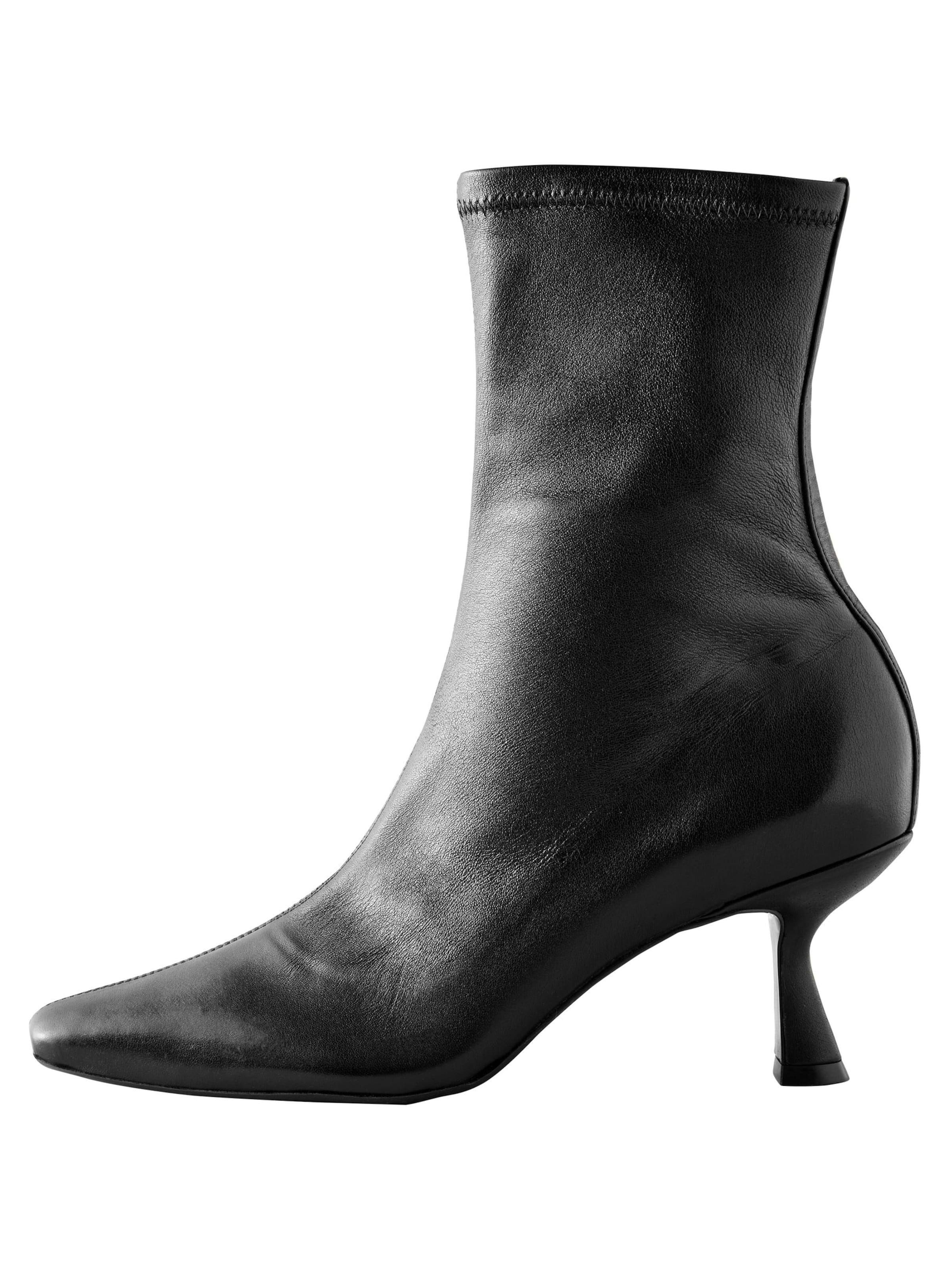 Next Къси ботуши в черно: отпред