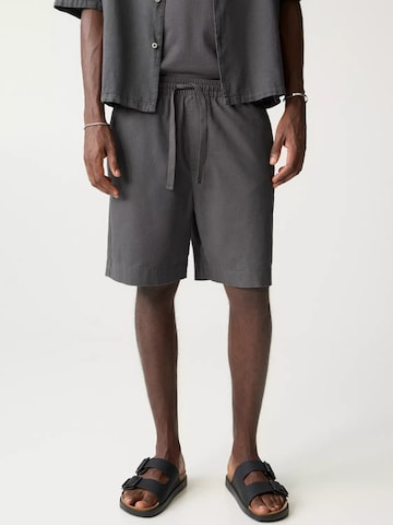 Largi Pantaloni de la Pull&Bear pe gri: față