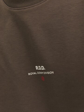 R.D.D. ROYAL DENIM DIVISION Bluser & t-shirts 'LUCA' i brun