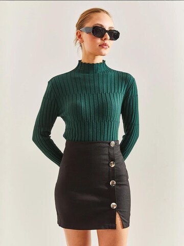 Bianco Lucci Sweater in Green: front