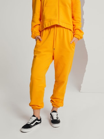 A LOT LESS Tapered Trousers 'Ida' in Orange