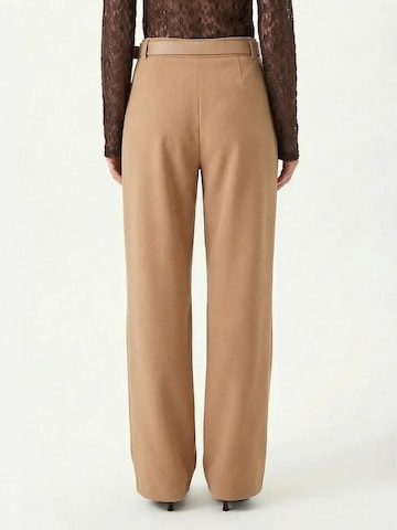 Wide leg Pantaloni di Happiness İstanbul in bianco