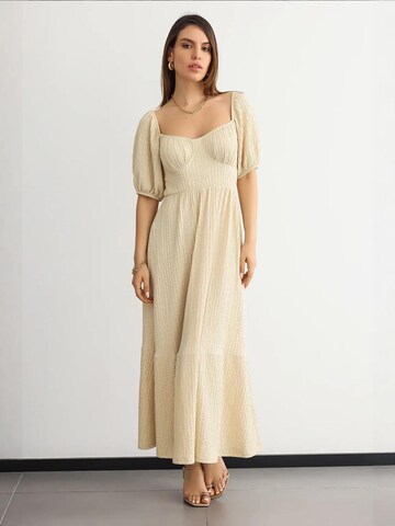 Abito di Hiccup in beige: frontale