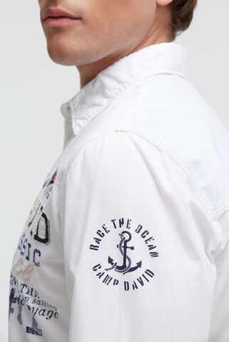 CAMP DAVID Slim Fit Strukturiertes Langarmhemd mit Logo-Applikationen in Weiß