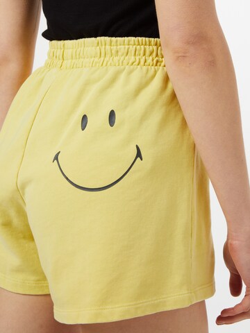 ONLY Loosefit Sweatshorts 'ONLSMILEY' in Gelb