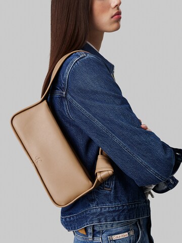 Borsa a spalla di Calvin Klein Jeans in grigio: frontale