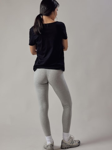 Maglietta 'T-Shirt Scollo Profondo' di OWN Off With Nature in nero