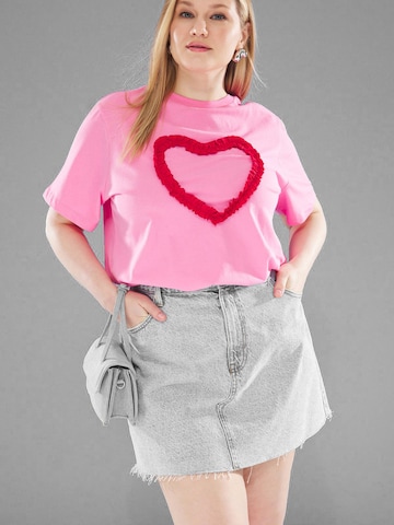 Trendyol Curve Shirt in Pink: front