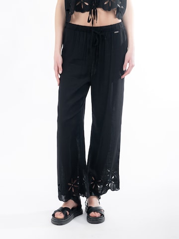 Influencer Широка кройка Панталон в черно: отпред