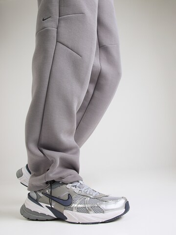 Nike Sportswear Loosefit Παντελόνι 'TECH FLC' σε γκρι