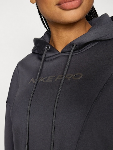 Hanorac sport de la NIKE pe negru