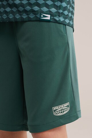 WE Fashion Regular Trousers in Green