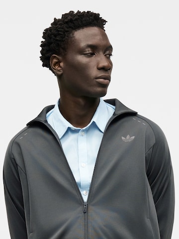 ADIDAS ORIGINALS Jogging ruhák 'TECH ESS' - szürke