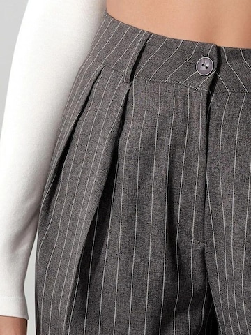 Wide leg Pantaloni con piega frontale di Hiccup in grigio