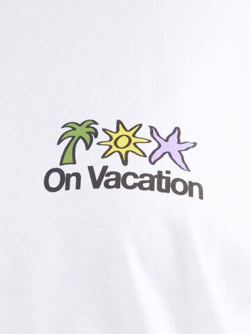 T-shirt 'Holiday Service' On Vacation Club en blanc