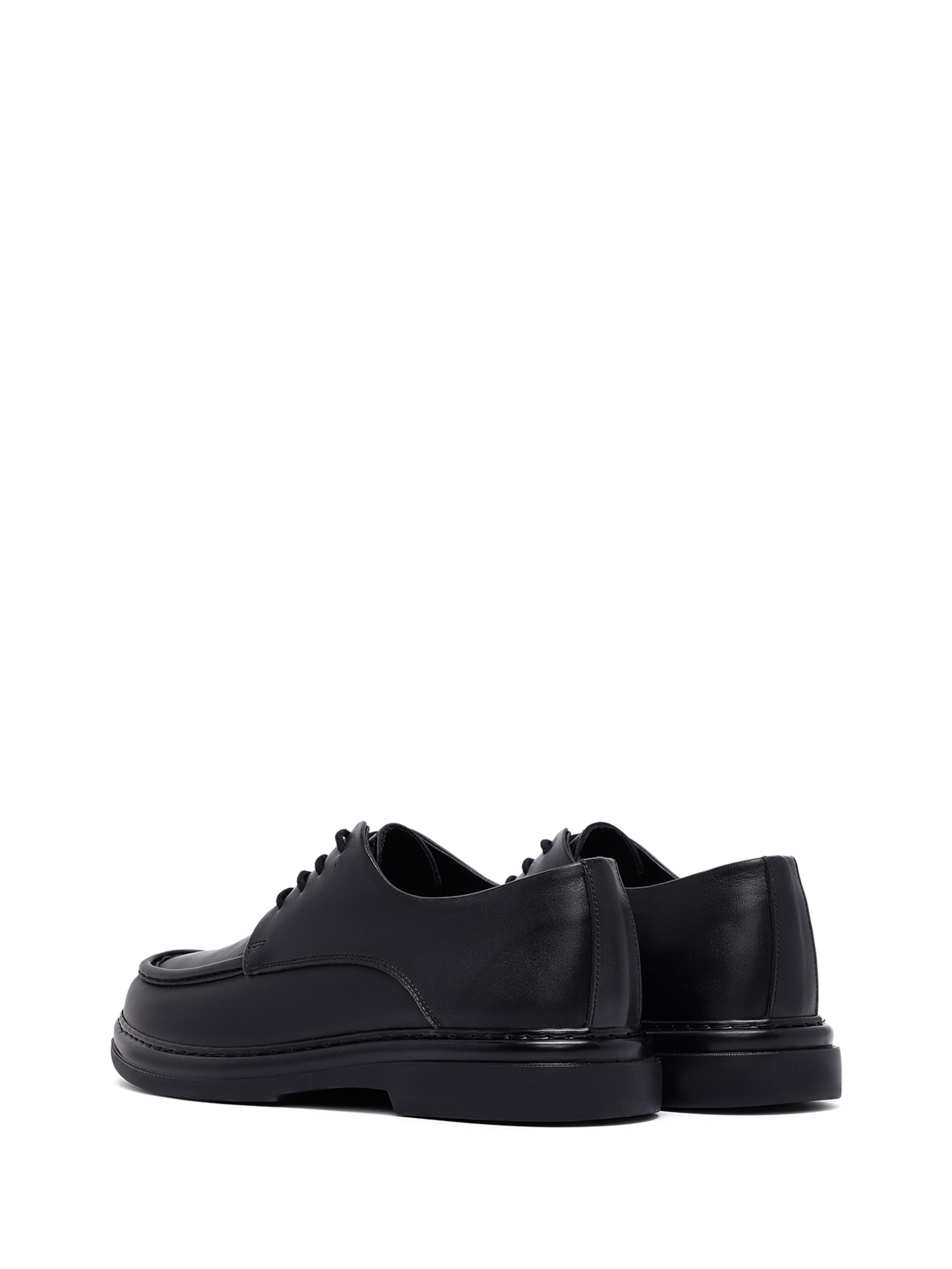 Scarpa stringata di Derimod in nero