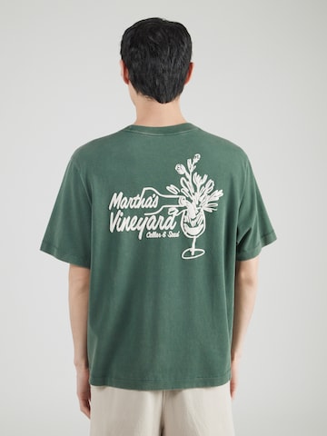 T-Shirt 'WELLNESS DESTINATIONS' Abercrombie & Fitch en vert : devant