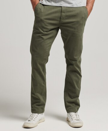 Coupe slim Pantalon chino Superdry en vert : devant