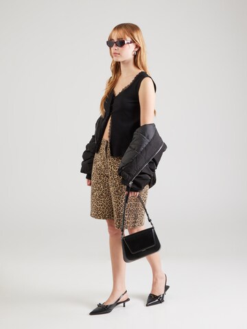 Top de la PIECES pe negru