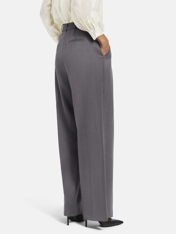 Nicowa Slimfit Anzughose 'ROSCIWO', weites Bein, Bundfalten, Model trägt Größe 34 in Grau