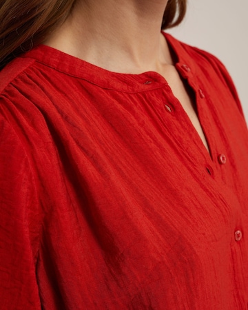 Bluză de la WE Fashion pe roșu