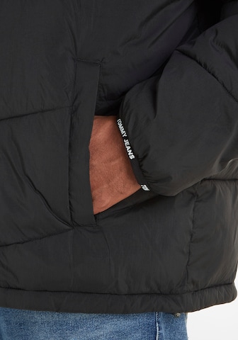 Tommy Jeans Plus Prehodna jakna | črna barva