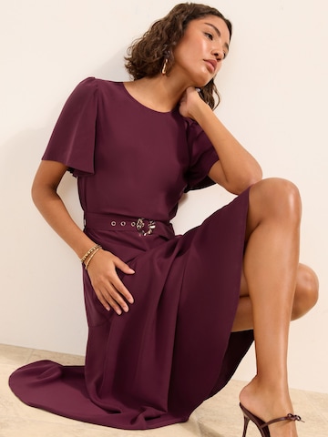 Friends Like These - Vestido en rojo