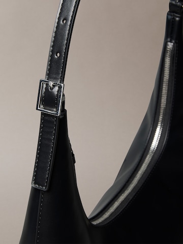 Calvin Klein - Bolso de hombro en negro