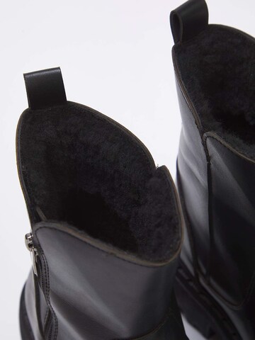 Trendyol Nízké kozačky – černá