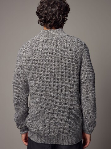 Next Pullover in Grau