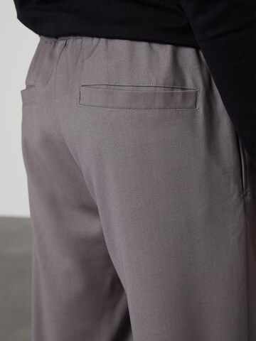 Effilé Pantalon DAN FOX APPAREL en gris