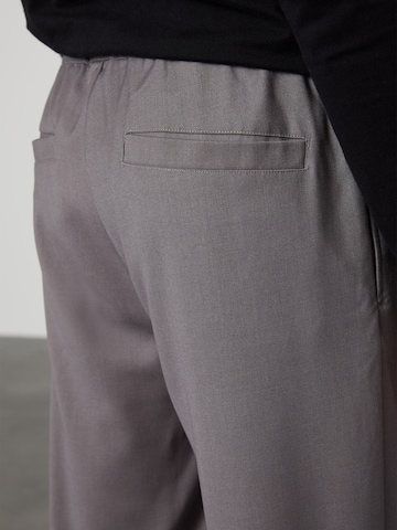 DAN FOX APPAREL - Tapered Pantalón en gris