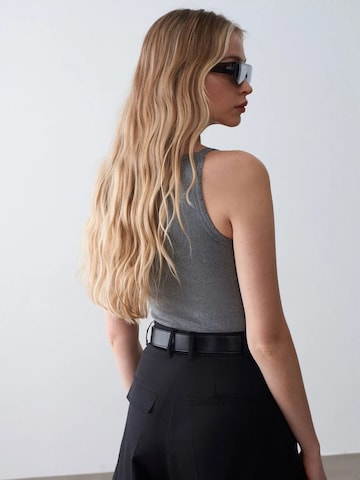 Dilvin Top in Grau