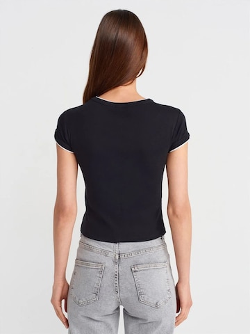 Maglietta 'T-Shirts' di Dilvin in nero