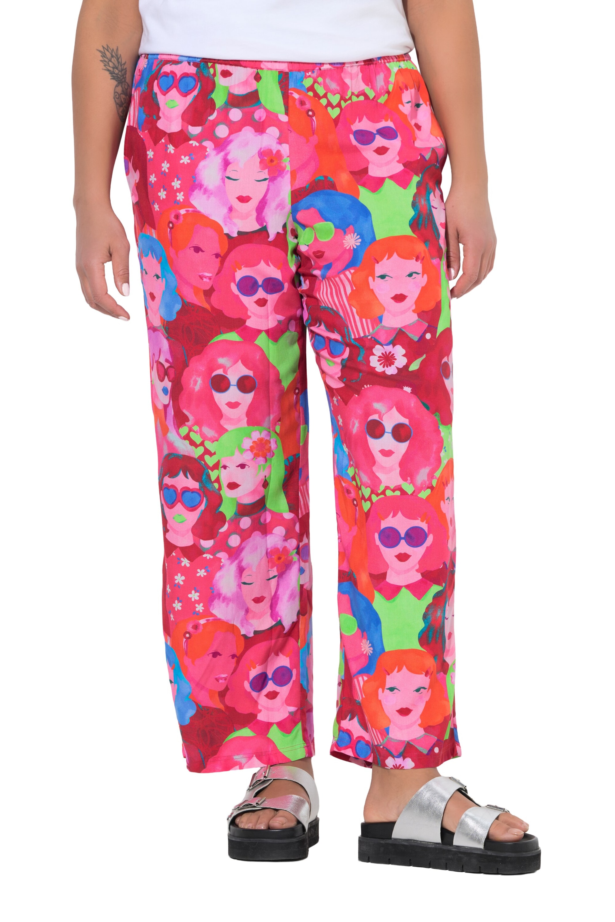 Angel of Style Regular Trousers in Red: front