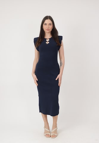 Elara Strikkjole i blå: forside