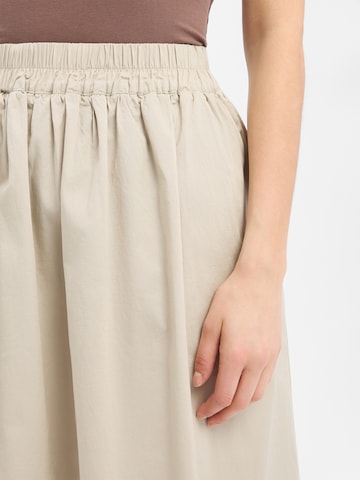 Marie Lund Rok in Beige
