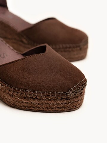 Alhamas Pumps 'Alpargata Cuña 8 cm Ante' in Bruin