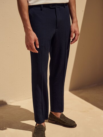 Coupe slim Pantalon à plis Next en bleu