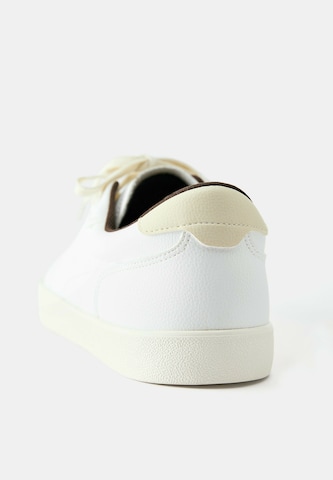 Sneaker low de la Pull&Bear pe alb