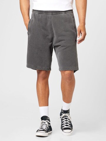 Carhartt WIP Loosefit Shorts 'Duster' in Grau: Vorderseite