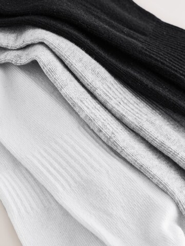 Next Sockor i grå
