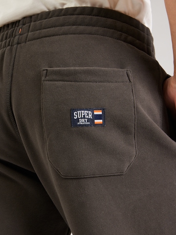 Superdry - Tapered Pantalón 'ESSENTIAL' en gris