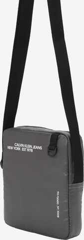 Calvin Klein Jeans Õlakott 'ESSENTIALS', värv hall