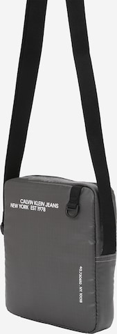 Calvin Klein Jeans Taška cez rameno 'ESSENTIALS' - Sivá