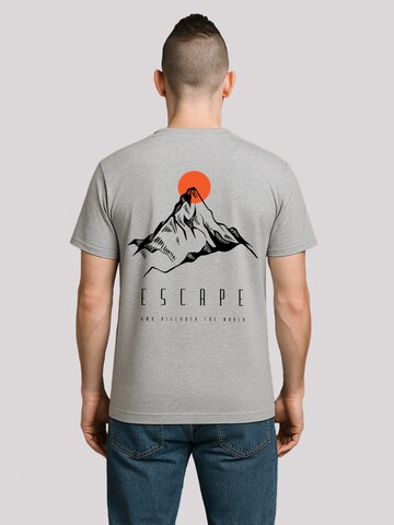T-Shirt 'Escape Discover the World Mountain' F4NT4STIC en gris : devant